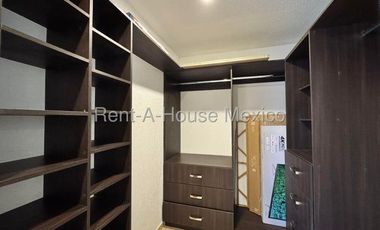 RENTA. Zibatá - Departamento semiamueblado en planta baja de 3 recámaras