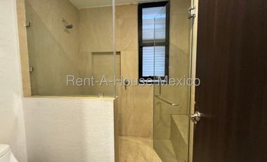 RENTA. Zibatá - Departamento semiamueblado en planta baja de 3 recámaras