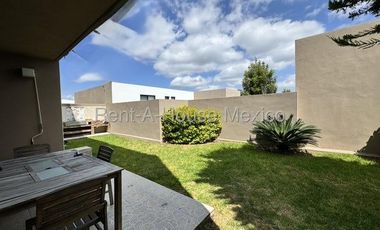 RENTA. Zibatá - Departamento semiamueblado en planta baja de 3 recámaras