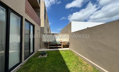 RENTA. Zibatá - Departamento semiamueblado en planta baja de 3 recámaras