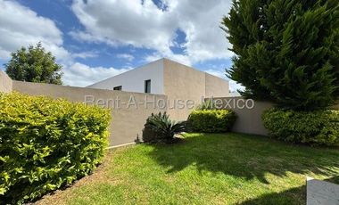 RENTA. Zibatá - Departamento semiamueblado en planta baja de 3 recámaras