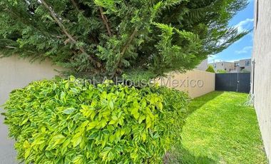 RENTA. Zibatá - Departamento semiamueblado en planta baja de 3 recámaras