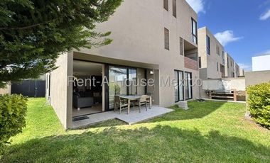 RENTA. Zibatá - Departamento semiamueblado en planta baja de 3 recámaras