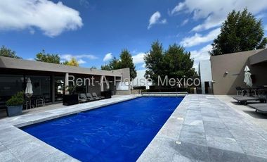 RENTA. Zibatá - Departamento semiamueblado en planta baja de 3 recámaras