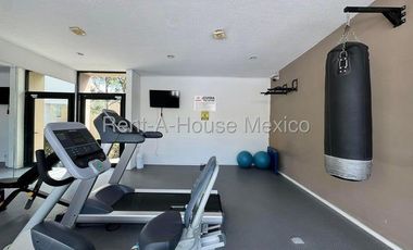 RENTA. Zibatá - Departamento semiamueblado en planta baja de 3 recámaras