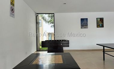 RENTA. Zibatá - Departamento semiamueblado en planta baja de 3 recámaras