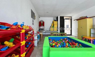 RENTA. Zibatá - Departamento semiamueblado en planta baja de 3 recámaras