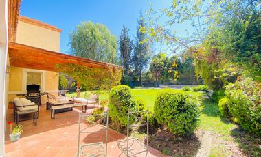 VENTA CASA PROVENZAL EN PIEDRA ROJA, 5D + + ESCRITORIO + PIEZA SERVICIO + TERRAZA TECHADA + QUINCHO, ¡A PASOS DEL COLEGIO SAN JOSÉ Y VERBO DIVINO!