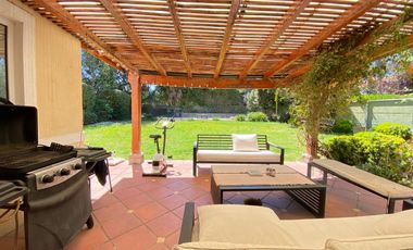 VENTA CASA PROVENZAL EN PIEDRA ROJA, 5D + + ESCRITORIO + PIEZA SERVICIO + TERRAZA TECHADA + QUINCHO, ¡A PASOS DEL COLEGIO SAN JOSÉ Y VERBO DIVINO!