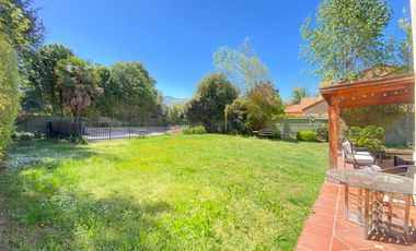 VENTA CASA PROVENZAL EN PIEDRA ROJA, 5D + + ESCRITORIO + PIEZA SERVICIO + TERRAZA TECHADA + QUINCHO, ¡A PASOS DEL COLEGIO SAN JOSÉ Y VERBO DIVINO!