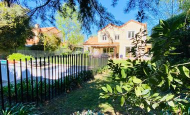 VENTA CASA PROVENZAL EN PIEDRA ROJA, 5D + + ESCRITORIO + PIEZA SERVICIO + TERRAZA TECHADA + QUINCHO, ¡A PASOS DEL COLEGIO SAN JOSÉ Y VERBO DIVINO!