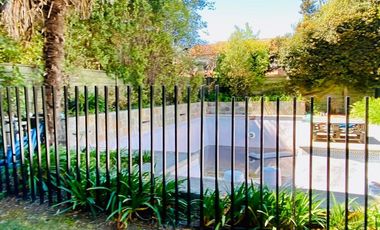 VENTA CASA PROVENZAL EN PIEDRA ROJA, 5D + + ESCRITORIO + PIEZA SERVICIO + TERRAZA TECHADA + QUINCHO, ¡A PASOS DEL COLEGIO SAN JOSÉ Y VERBO DIVINO!