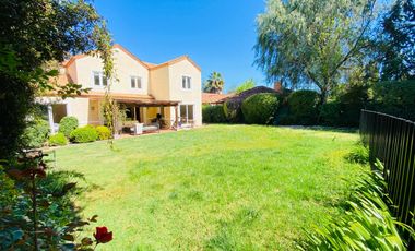 VENTA CASA PROVENZAL EN PIEDRA ROJA, 5D + + ESCRITORIO + PIEZA SERVICIO + TERRAZA TECHADA + QUINCHO, ¡A PASOS DEL COLEGIO SAN JOSÉ Y VERBO DIVINO!