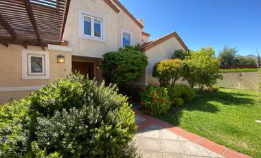 VENTA CASA PROVENZAL EN PIEDRA ROJA, 5D + + ESCRITORIO + PIEZA SERVICIO + TERRAZA TECHADA + QUINCHO, ¡A PASOS DEL COLEGIO SAN JOSÉ Y VERBO DIVINO!