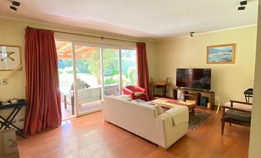 VENTA CASA PROVENZAL EN PIEDRA ROJA, 5D + + ESCRITORIO + PIEZA SERVICIO + TERRAZA TECHADA + QUINCHO, ¡A PASOS DEL COLEGIO SAN JOSÉ Y VERBO DIVINO!