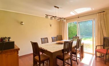 VENTA CASA PROVENZAL EN PIEDRA ROJA, 5D + + ESCRITORIO + PIEZA SERVICIO + TERRAZA TECHADA + QUINCHO, ¡A PASOS DEL COLEGIO SAN JOSÉ Y VERBO DIVINO!