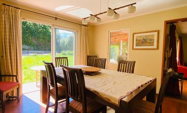 VENTA CASA PROVENZAL EN PIEDRA ROJA, 5D + + ESCRITORIO + PIEZA SERVICIO + TERRAZA TECHADA + QUINCHO, ¡A PASOS DEL COLEGIO SAN JOSÉ Y VERBO DIVINO!