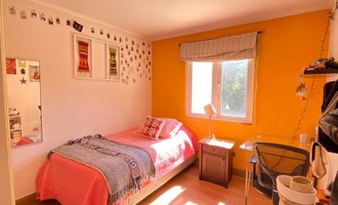 VENTA CASA PROVENZAL EN PIEDRA ROJA, 5D + + ESCRITORIO + PIEZA SERVICIO + TERRAZA TECHADA + QUINCHO, ¡A PASOS DEL COLEGIO SAN JOSÉ Y VERBO DIVINO!