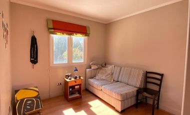 VENTA CASA PROVENZAL EN PIEDRA ROJA, 5D + + ESCRITORIO + PIEZA SERVICIO + TERRAZA TECHADA + QUINCHO, ¡A PASOS DEL COLEGIO SAN JOSÉ Y VERBO DIVINO!