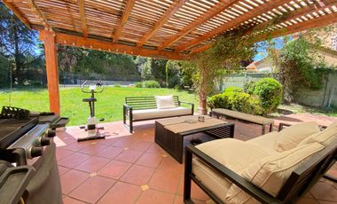 VENTA CASA PROVENZAL EN PIEDRA ROJA, 5D + + ESCRITORIO + PIEZA SERVICIO + TERRAZA TECHADA + QUINCHO, ¡A PASOS DEL COLEGIO SAN JOSÉ Y VERBO DIVINO!