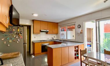 VENTA CASA PROVENZAL EN PIEDRA ROJA, 5D + + ESCRITORIO + PIEZA SERVICIO + TERRAZA TECHADA + QUINCHO, ¡A PASOS DEL COLEGIO SAN JOSÉ Y VERBO DIVINO!