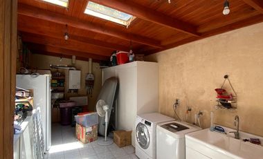 VENTA CASA PROVENZAL EN PIEDRA ROJA, 5D + + ESCRITORIO + PIEZA SERVICIO + TERRAZA TECHADA + QUINCHO, ¡A PASOS DEL COLEGIO SAN JOSÉ Y VERBO DIVINO!