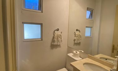 VENTA CASA PROVENZAL EN PIEDRA ROJA, 5D + + ESCRITORIO + PIEZA SERVICIO + TERRAZA TECHADA + QUINCHO, ¡A PASOS DEL COLEGIO SAN JOSÉ Y VERBO DIVINO!