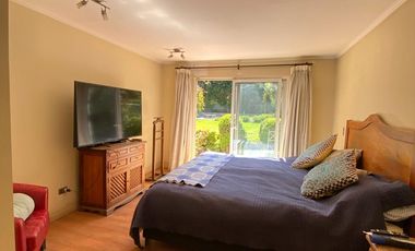 VENTA CASA PROVENZAL EN PIEDRA ROJA, 5D + + ESCRITORIO + PIEZA SERVICIO + TERRAZA TECHADA + QUINCHO, ¡A PASOS DEL COLEGIO SAN JOSÉ Y VERBO DIVINO!