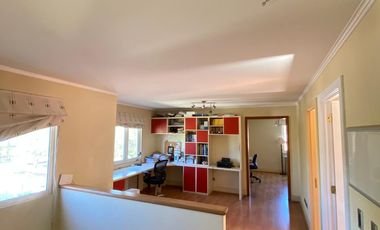 VENTA CASA PROVENZAL EN PIEDRA ROJA, 5D + + ESCRITORIO + PIEZA SERVICIO + TERRAZA TECHADA + QUINCHO, ¡A PASOS DEL COLEGIO SAN JOSÉ Y VERBO DIVINO!