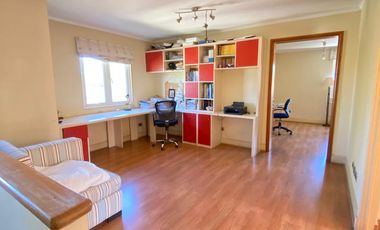 VENTA CASA PROVENZAL EN PIEDRA ROJA, 5D + + ESCRITORIO + PIEZA SERVICIO + TERRAZA TECHADA + QUINCHO, ¡A PASOS DEL COLEGIO SAN JOSÉ Y VERBO DIVINO!