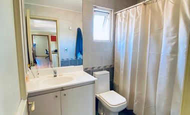 VENTA CASA PROVENZAL EN PIEDRA ROJA, 5D + + ESCRITORIO + PIEZA SERVICIO + TERRAZA TECHADA + QUINCHO, ¡A PASOS DEL COLEGIO SAN JOSÉ Y VERBO DIVINO!