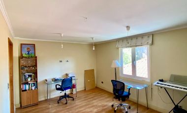 VENTA CASA PROVENZAL EN PIEDRA ROJA, 5D + + ESCRITORIO + PIEZA SERVICIO + TERRAZA TECHADA + QUINCHO, ¡A PASOS DEL COLEGIO SAN JOSÉ Y VERBO DIVINO!