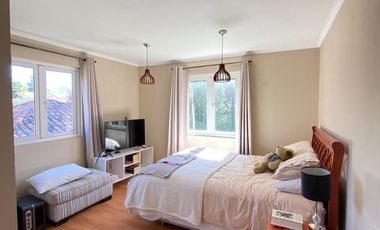 VENTA CASA PROVENZAL EN PIEDRA ROJA, 5D + + ESCRITORIO + PIEZA SERVICIO + TERRAZA TECHADA + QUINCHO, ¡A PASOS DEL COLEGIO SAN JOSÉ Y VERBO DIVINO!