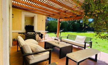 VENTA CASA PROVENZAL EN PIEDRA ROJA, 5D + + ESCRITORIO + PIEZA SERVICIO + TERRAZA TECHADA + QUINCHO, ¡A PASOS DEL COLEGIO SAN JOSÉ Y VERBO DIVINO!