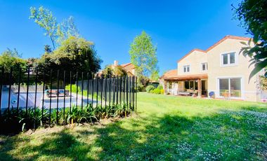 VENTA CASA PROVENZAL EN PIEDRA ROJA, 5D + + ESCRITORIO + PIEZA SERVICIO + TERRAZA TECHADA + QUINCHO, ¡A PASOS DEL COLEGIO SAN JOSÉ Y VERBO DIVINO!