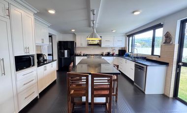 Casa de venta, 4 dormitorios, sector San Gabriel Valle de los Chillos