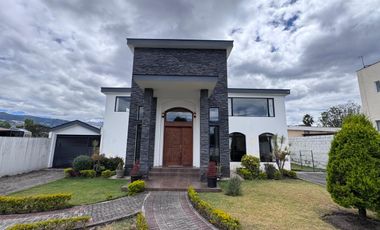 Casa de venta, 4 dormitorios, sector San Gabriel Valle de los Chillos