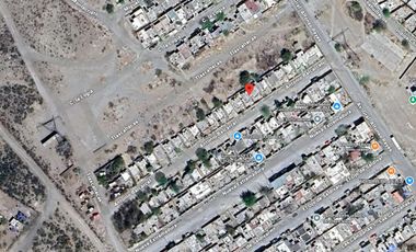 La propiedad ubicada en Antonio Balcarcel 1513, Colinas de Santiago, C.P. 25790, Monclova, Coahuila, corresponde a una casa en proceso de recuperación