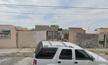 La propiedad ubicada en Antonio Balcarcel 1513, Colinas de Santiago, C.P. 25790, Monclova, Coahuila, corresponde a una casa en proceso de recuperación