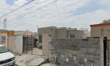 La propiedad ubicada en Antonio Balcarcel 1513, Colinas de Santiago, C.P. 25790, Monclova, Coahuila, corresponde a una casa en proceso de recuperación