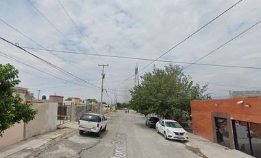 La propiedad ubicada en Antonio Balcarcel 1513, Colinas de Santiago, C.P. 25790, Monclova, Coahuila, corresponde a una casa en proceso de recuperación