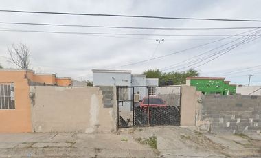 La propiedad ubicada en Antonio Balcarcel 1513, Colinas de Santiago, C.P. 25790, Monclova, Coahuila, corresponde a una casa en proceso de recuperación