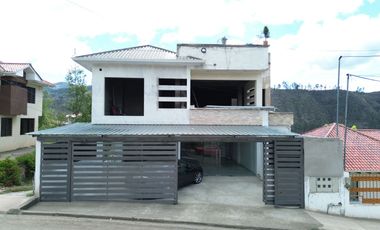 En venta casa comercial, en Azogues -Javier Loyola