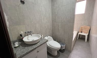 En venta casa comercial, en Azogues -Javier Loyola