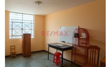 Se Vende Hermosa Casa De 2 Pisos En Ventanilla -Semiamoblada