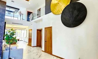 Se vende residencia con alberca y recámara en planta baja en misión de los lagos