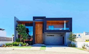 Se vende residencia con alberca y recámara en planta baja en misión de los lagos