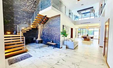 Se vende residencia con alberca y recámara en planta baja en misión de los lagos