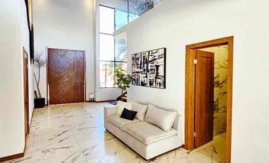 Se vende residencia con alberca y recámara en planta baja en misión de los lagos