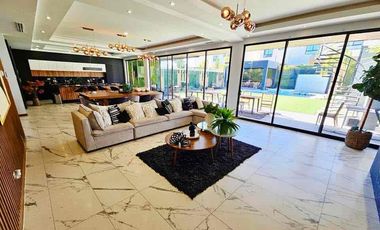 Se vende residencia con alberca y recámara en planta baja en misión de los lagos